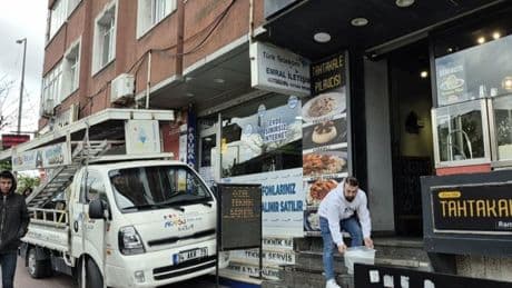 Kamyonetten düşen 58 yaşındaki adam hayatını kaybetti
