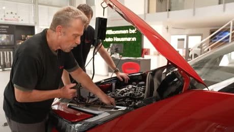 "Hab meinen Schatz gefragt": 63-Jähriger startet als Azubi in Autowerkstatt