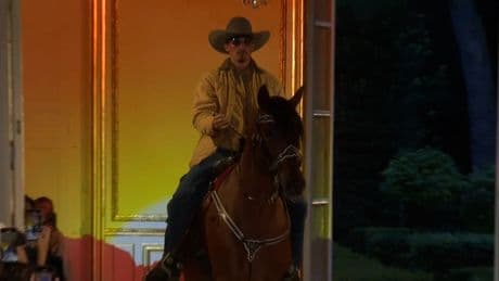 Spektakel auf dem Laufsteg - Post Malone bringt ein Pferd zur Modenschau!