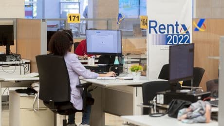 Subida salarial del 0,5% para los funcionarios: cobrarán hasta 464 euros extra por los retrasos