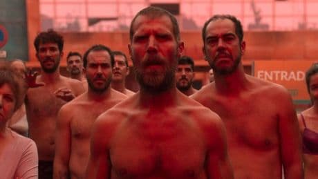 Esta miniserie española empieza con el fin del mundo (y una orgía): solo dura 4 horas y es la más divertida del año