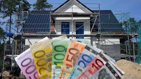 Bürokratie-Albtraum Deutschland: Bauunternehmer sitzt seit zwei Jahren auf seinem Rohbau – wegen eines Meters