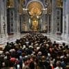 REPORTAGE. À Rome, plus de 20 000 personnes saluent la dépouille du pape François dans "une atmosphère de recueillement très calme"