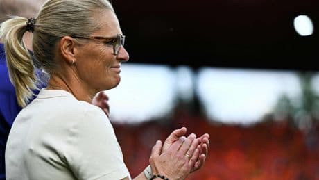 Engelse fans eren Haags Hopje Sarina Wiegman met ’tequila-song’