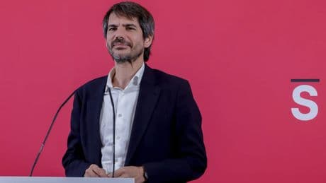 Sumar no logra torcer el brazo al PSOE y Sánchez sigue bloqueando el decreto para retribuir los permisos de crianza