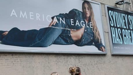 Blond und „gute Gene“? – Jeansmarke verteidigt Werbung mit Sydney Sweeney