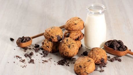 Bolitas de cereales con chispas de chocolate en la freidora de aire