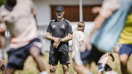 Un histórico destituye al entrenador tras solo dos jornadas ligueras