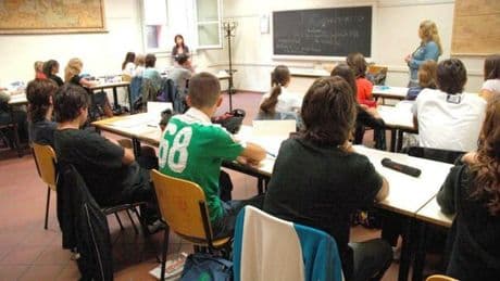 Bonus docenti continuità didattica fino a 500 euro, come funziona e requisiti per riceverlo: domande fino al 18 agosto