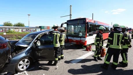 A59 bei Sankt Augustin: Acht Verletzte bei Karambolage mit Flughafenbus an Stauende