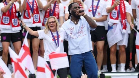 Wiegman danst met Burna Boy en prijst teamgeest Engeland: 'Dat maakte het verschil'