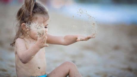 Sabbia negli occhi: cosa fare e cosa evitare