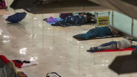 AENA informa a los sinhogar de Barajas que ya no podrán permanecer en el aeropuerto