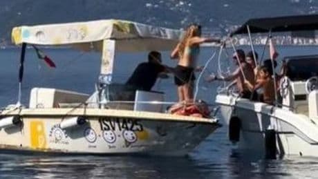 Alassio, la navetta-bar che gira tra le barche: “Portiamo lo spritz dove non arriva”