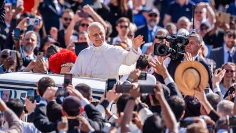 Leo XIV.: Papst Leo erstmals mit Papamobil auf Petersplatz