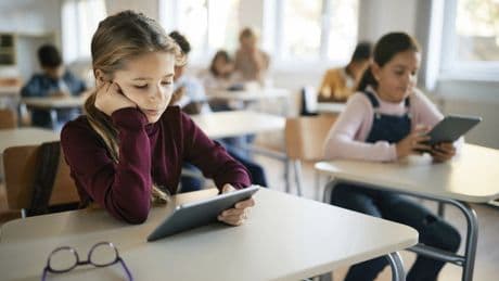 Rentrée scolaire : l’école est-elle armée pour faire face aux pièges de l’IA ?