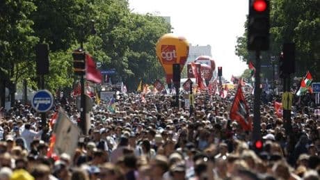 1er mai : à Paris, près de 100 000 personnes défilent contre la fascisation du pays et du monde