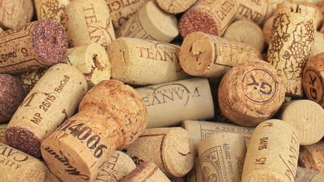 El error común tras abrir una botella de vino: por qué el corcho no debería reutilizarse nunca
