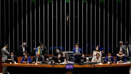 La oposición a Lula se rebela en el Congreso contra la prisión domiciliaria de Bolsonaro