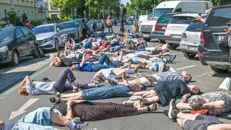 Hitze-Flashmob: Überraschungserfolg für Stopp der Flüchtlingshäuser