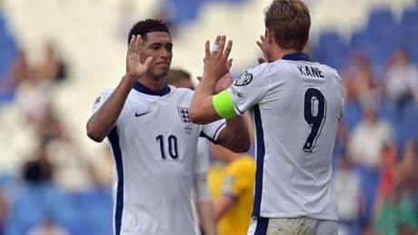 Kane desatasca a Inglaterra en Cornellà
