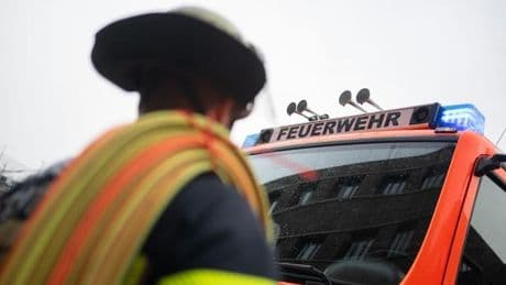 Ursache technischer Defekt: Polizei: Millionenschaden nach Brand in Industriegebäude