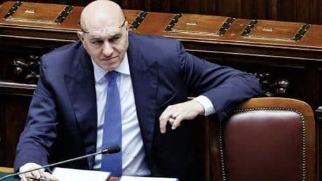 "Infame". "Non ho controllato": cosa è successo tra Crosetto e Bonelli