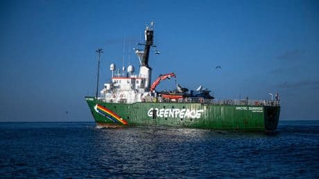 Le navire de Greenpeace en route pour le sommet des océans à Nice, malgré une interdiction d'accès au port