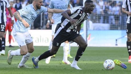 Pedro tira de un Lazio que empata en el añadido en su duelo directo con la Juve