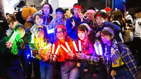 Japón tiene un arma para reactivar su economía: legiones de fans tirando dinero a sus ídolos