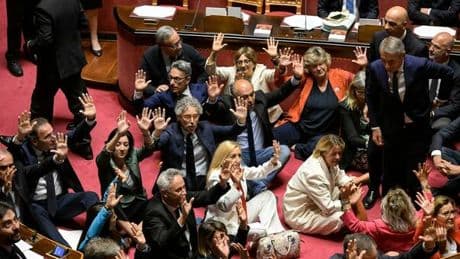 Decreto sicurezza, cosa prevede: ocupare una casa diventa reato. Stretta su blocchi stradali e truffe agli anziani, più tutele agli agenti