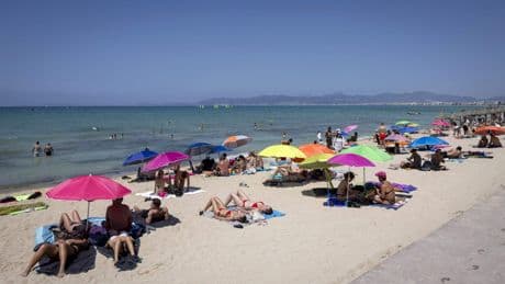 Toerist is woekerprijzen voor strandbedje en parasol in Zuid-Europa zat