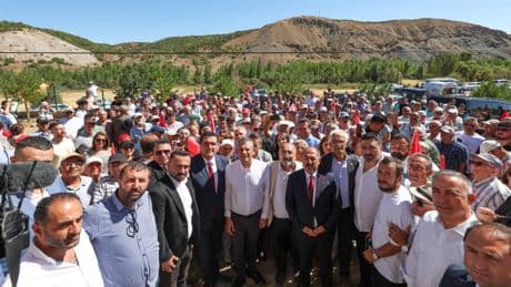 Özgür Özel, tutuklu Beyoğlu Belediye Başkanı İnan Güney'in memleketi Zara'yı ziyaret etti