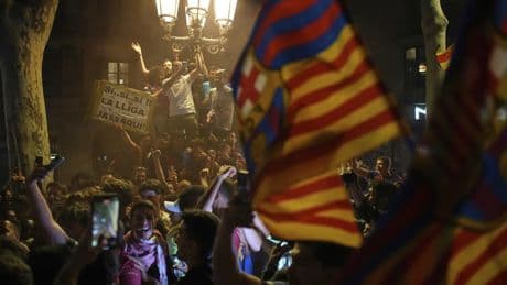 Miles de aficionados del Barcelona celebran el título de Liga en Canaletes