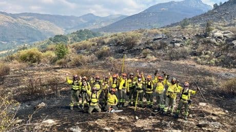 La emocionante imagen de bomberos que han luchado hasta el final en el incendio de Jarilla y la ovación de los vecinos: "No nos rendimos"