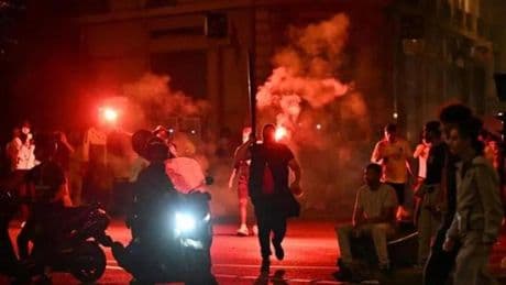 Parigi, la Champions si trasforma in guerriglia: almeno 294 gli arresti. Auto sulla folla a Grenoble