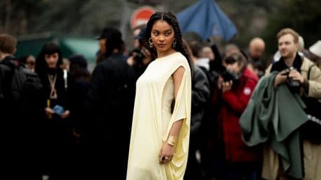 Acaba de llegar a Zara el vestido amarillo mantequilla más viral