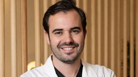 Adrián Alegre, dermatólogo: “El retinol se debe usar en verano porque durante los meses de más sol, nuestra piel acumula más daño solar”