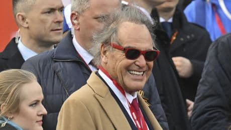 Steven Seagal, Oliver Stone y otras figuras del cine aparecen frente a Putin en el desfile por el Día de la Victoria
