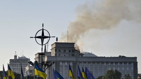Guerre en Ukraine : le siège du gouvernement incendié après une attaque aérienne russe