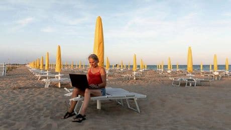 Arbeit: Unglücklich im Job? Diese fünf Fragen sollten Sie sich im Urlaub stellen