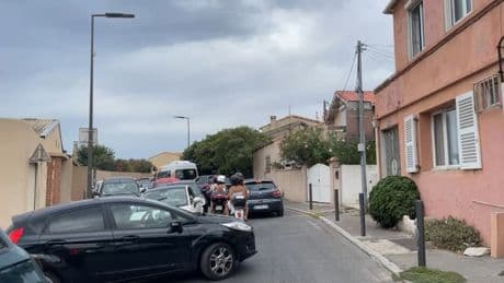 Marseille: avec le retour des vacances, les voitures de nouveau trop nombreuses aux Goudes