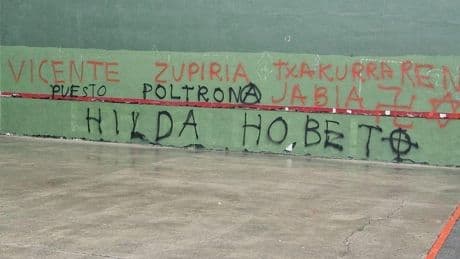 Aparecen pintadas contra el consejero Zupiria y la Ertzaintza en el frontón de Hernani