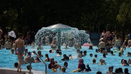 Heißer Sommer: Hitze in Berlin - Bäder bereiten sich auf Ansturm vor