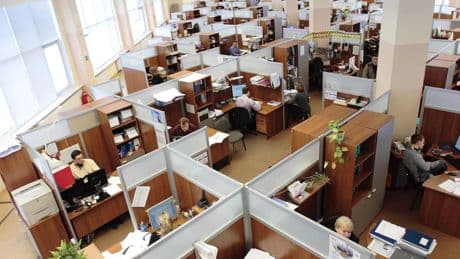 Sumar, Podemos y otros socios del Gobierno pelean por ampliar a más empresas las rutas o el teletrabajo dentro de la Ley de Movilidad