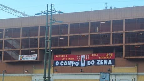 I tifosi genoani, festa e sfottò per il "funerale" della Samp