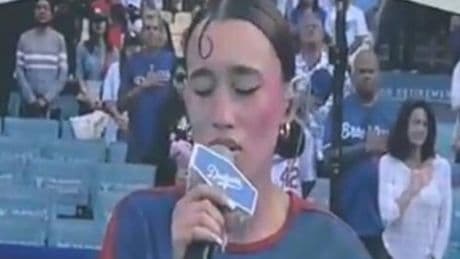 Una cantante latina desafía a Trump e interpreta el himno de EE UU en español en un estadio