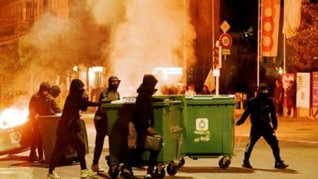Schweiz: Rund 200 Jugendliche randalieren in Lausanne - Steine, Molotowcocktails und brennende Container