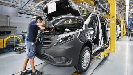 Mercedes hunde su beneficio tras reducir producción en Vitoria