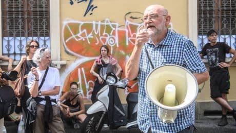 Il "barricadiero" che si consola con la pensione da parlamentare